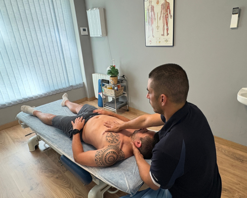 Fisioterapeuta realizando tratamiento manual